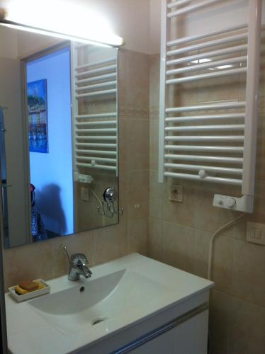 une salle de bain avec un lavabo et un miroir dans l'établissement Studio CANNES, à Cannes