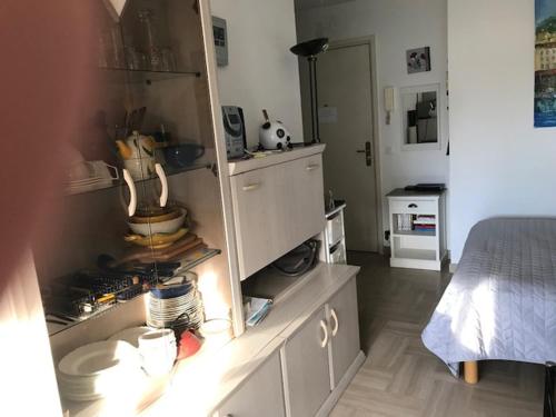 Cette chambre comprend une cuisine avec un comptoir et un lit. dans l'établissement Studio CANNES, à Cannes