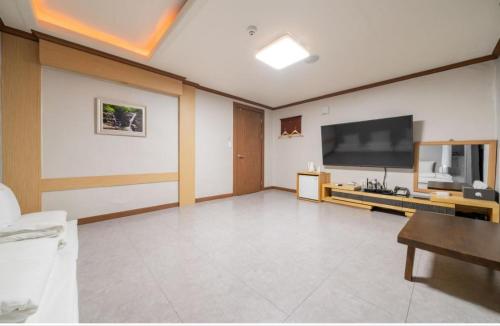 a large living room with a flat screen tv at Donghae Gloria Hotel in Donghae