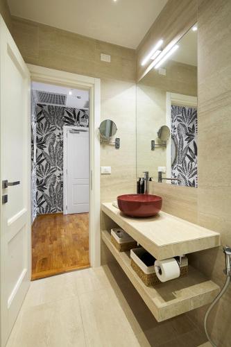 Uma casa de banho em Trianon Borgo Pio Aparthotel