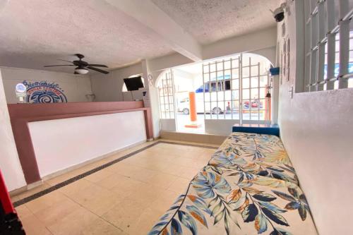 Televisyen dan/atau pusat hiburan di OYO Hotel Zihuatanejo Malibu