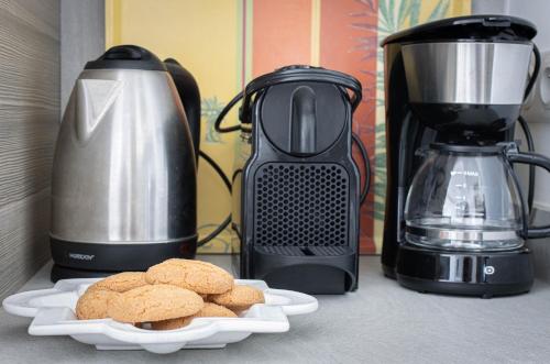 un comptoir avec une assiette de biscuits et un mixeur dans l'établissement U Mancinu, à Propriano