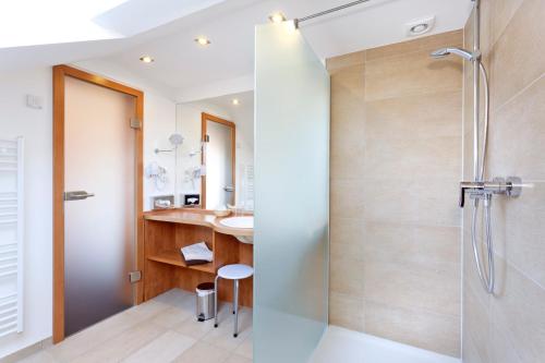 ein Badezimmer mit Dusche und Waschbecken in der Unterkunft Gasthof Tepferdt in Rees