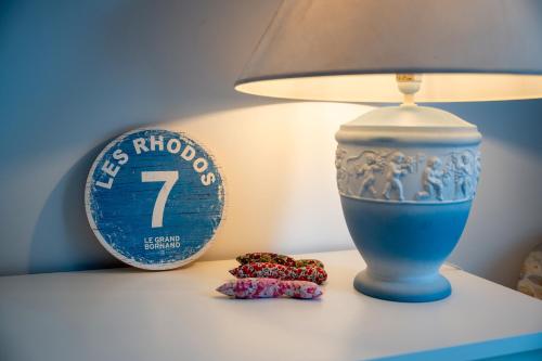 a table with a lamp and a plate and some jewellery at Maison de vacances esprit maritime in Damgan