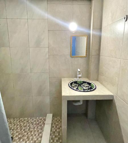Bilik mandi di OYO Hotel Zihuatanejo Malibu