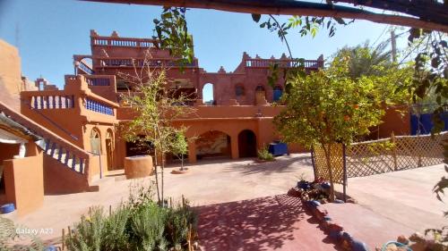 a house in the middle of a courtyard at Maroc Galacx in Ouarzazate