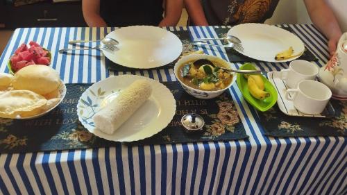 Φαγητό σε αυτό το δωμάτιο σε οικογενειακή κατοικία ή κάπου εκεί κοντά