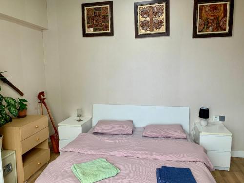 Giường trong phòng chung tại City center double bedroom with private bathroom, shared kitchen