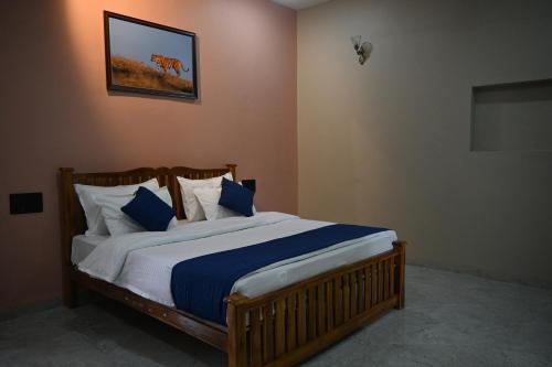 Postel nebo postele na pokoji v ubytování Bandhavgarh Tiger Resort