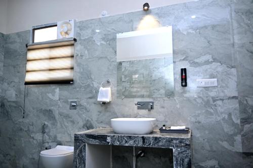 Koupelna v ubytování Bandhavgarh Tiger Resort