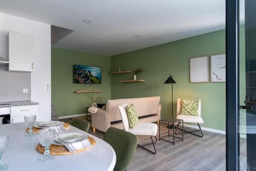 a dining room with green walls and a table and chairs at Feel Discovery Casa DAlice in Peso da Régua