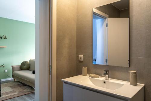 un baño con lavabo y espejo en Feel Discovery Casa DAlice, en Peso da Régua