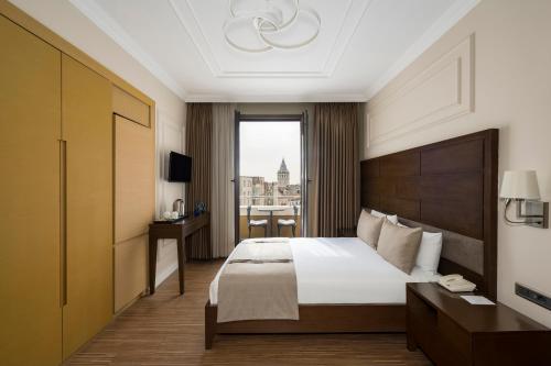 イスタンブールにあるContinental Hotel Peraの大きなベッドと窓のあるホテルの部屋