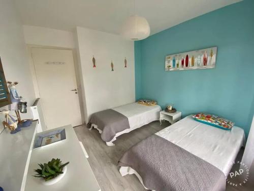 Un pat sau paturi într-o cameră la Appartement familial de 56 m², à deux pas de la mer._2
