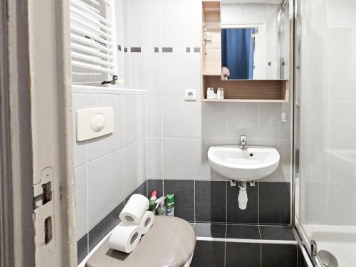 une petite salle de bain avec un lavabo et des toilettes dans l'établissement Fontaine 4 Pers AC WiFi, à Nice