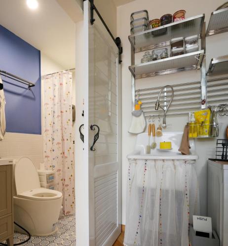 a bathroom with a shower and a toilet at hiddenmoon cottage in Bangkok
