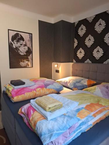 ハーゲンにあるB&B Waldblick Hotel mit großem Parkplatzの寝室に並んで置かれた2つのベッド