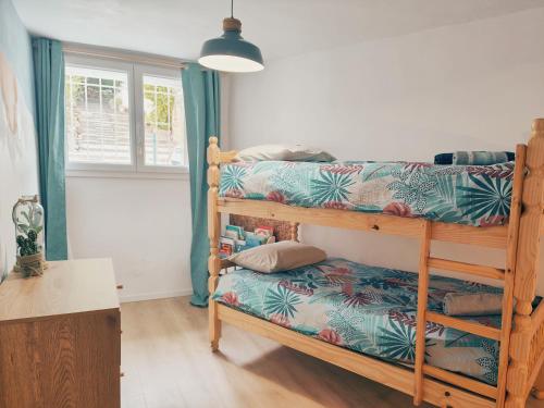 une chambre avec deux lits superposés dans une pièce dans l'établissement Maison La belle de Cadenet proche Lourmarin, à Cadenet