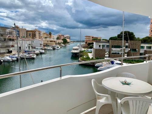 Apartamento Con Piscina - Magnificas vistas al Canal - Aire Acondicionado A