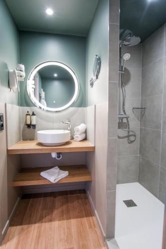 une salle de bain avec un lavabo et une douche dans l'établissement Belambra Clubs Les 2 Alpes Les Crêtes, à Les Deux Alpes