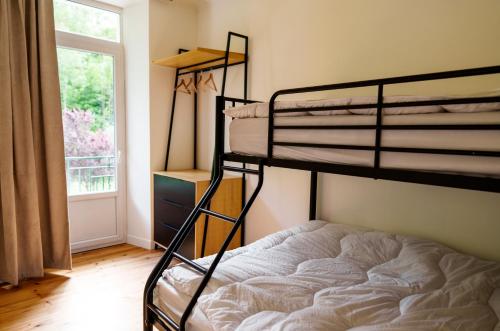 une chambre avec deux lits superposés et une fenêtre dans l'établissement Gîte Moucherolle - Ski - Domaine, à Villard-de-Lans