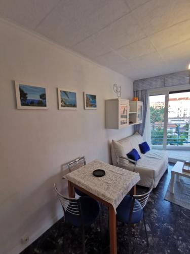 un salon avec une table et un canapé dans l'établissement Juan-les-Pins, superbe studio vue mer grande Terrace cuisine séparée, à Antibes