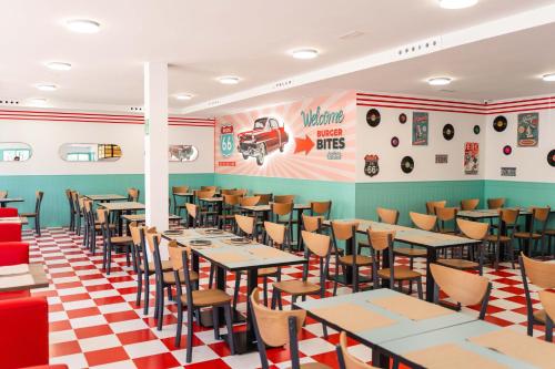 a dining room with tables and chairs in a restaurant at Hotel Magic Sports 4 in Oropesa del Mar