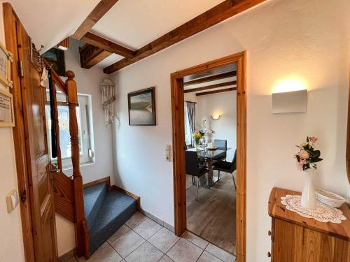 ein Flur mit einer Treppe, die zu einem Esszimmer führt in der Unterkunft Elke in Tinnum