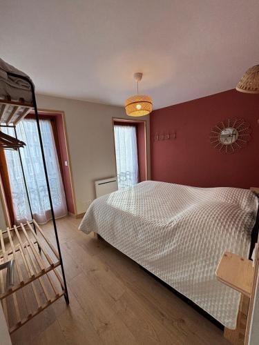 une chambre avec un lit blanc et un parquet dans l'établissement Magnifique appartement neuf 4 chambres, à Luchon