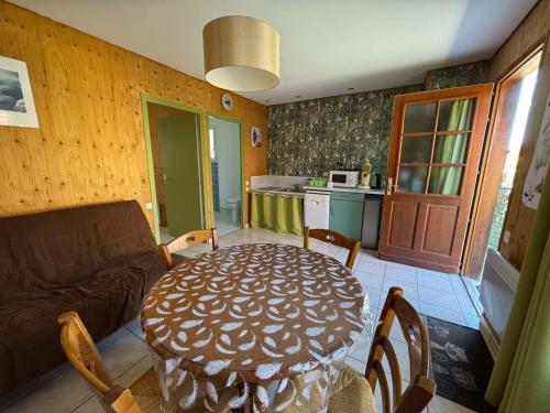 un salon avec une table et un canapé dans l'établissement Escapade au bord du lac, Double maison, à Giffaumont