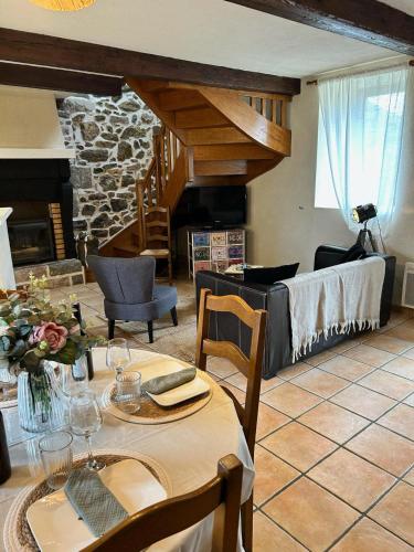 un salon avec une table et un canapé dans l'établissement La maison du malteur vue mer, à Plurien