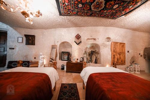 Postel nebo postele na pokoji v ubytování Zeus Cave Suites
