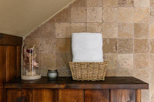 a shelf with a towel and a basket on it at Casa cu Amintiri - Authentic Cozy Cottage in Bran