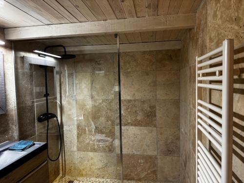 una ducha con puerta de cristal en un baño en Petite maison entre mer et forêt en pleine nature, en Six-Fours-les-Plages