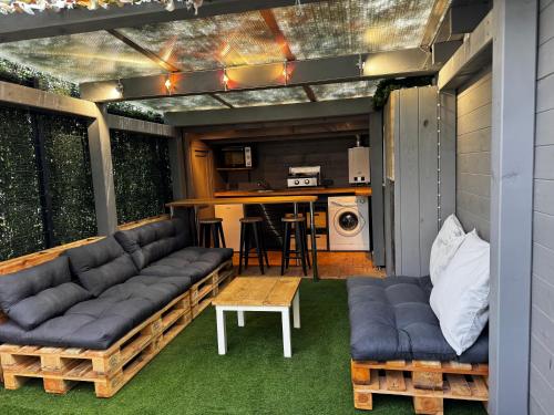 un salon avec un canapé et une table dans l'établissement Petite maison entre mer et forêt en pleine nature, à Six-Fours-les-Plages