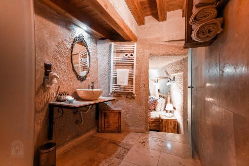 Koupelna v ubytování Zeus Cave Suites