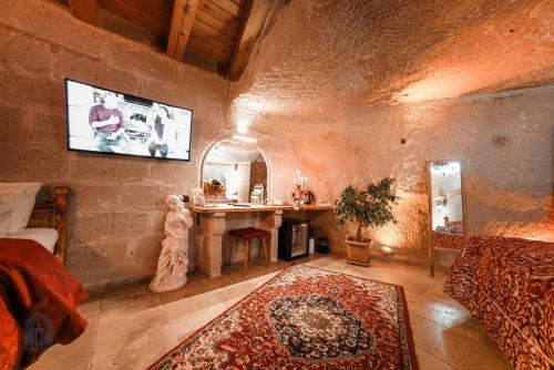 TV a/nebo společenská místnost v ubytování Zeus Cave Suites