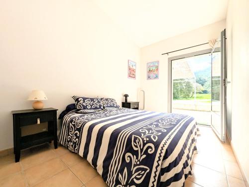 une chambre avec un lit et une grande fenêtre dans l'établissement Maison 3 chambres, calme absolu, piscine, tennis, parking, calanques, à Roquefort-la-Bédoule