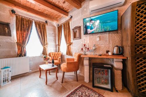 TV a/nebo společenská místnost v ubytování Zeus Cave Suites