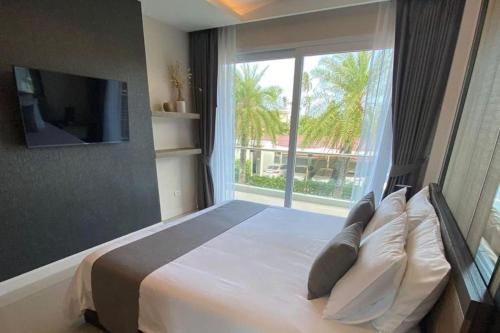 Ένα ή περισσότερα κρεβάτια σε δωμάτιο στο Tropical Pool View Apartment BBL M205 at Rawai Beach