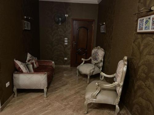 Ein Sitzbereich in der Unterkunft شقه مفروشه للايجار التجمع الخامس النرجس