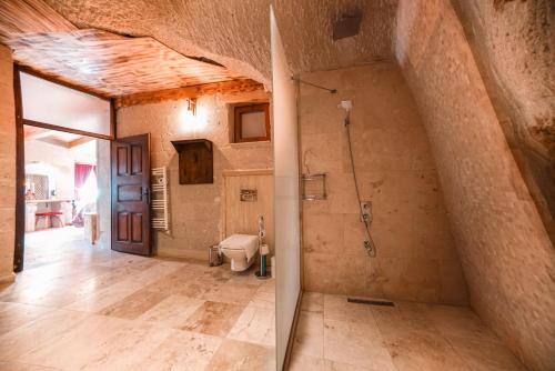 Koupelna v ubytování Zeus Cave Suites