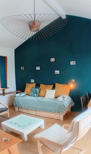 un salon avec un canapé et une table dans l'établissement Appartement privé avec terrasse en centre ville, à Montpellier