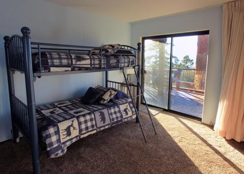 Postel nebo postele na pokoji v ubytování Lakescape condo