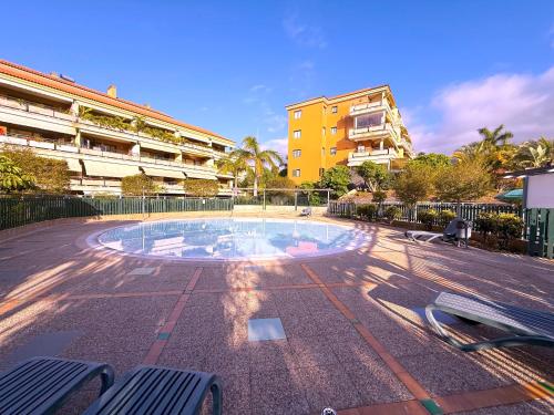 een zwembad in het midden van een gebouw bij Tropicalidays Jardines del Teide in Puerto de la Cruz