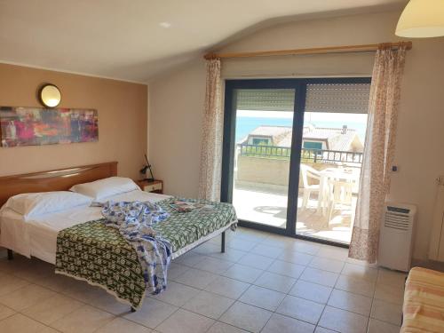 una camera da letto con un letto e vista sul patio di Residence Adriatico a Silvi Marina