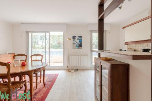 une cuisine et une salle à manger avec une table et des chaises dans l'établissement Limousin - proche mer - parking, à La Baule