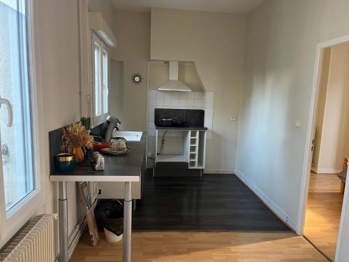 une petite cuisine avec une table et un micro-ondes dans l'établissement Deniz, à Bordeaux