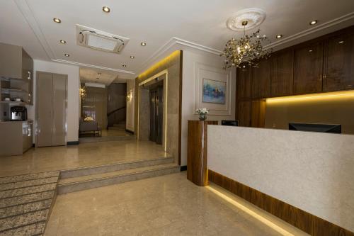 イスタンブールにあるContinental Hotel Peraの受付カウンターのあるホテルのロビー