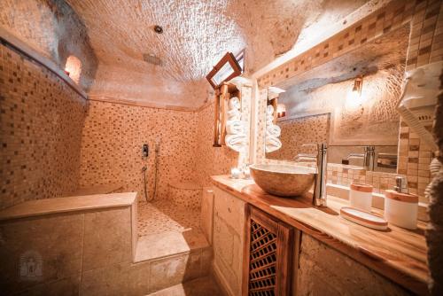 Koupelna v ubytování Zeus Cave Suites